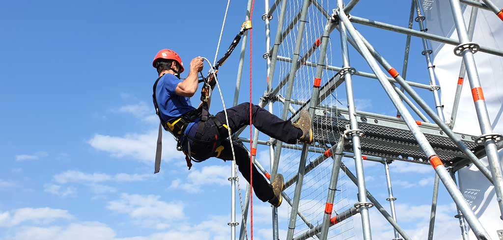 Tecnico in DPI da lavori in quota su struttura metallica reticolare